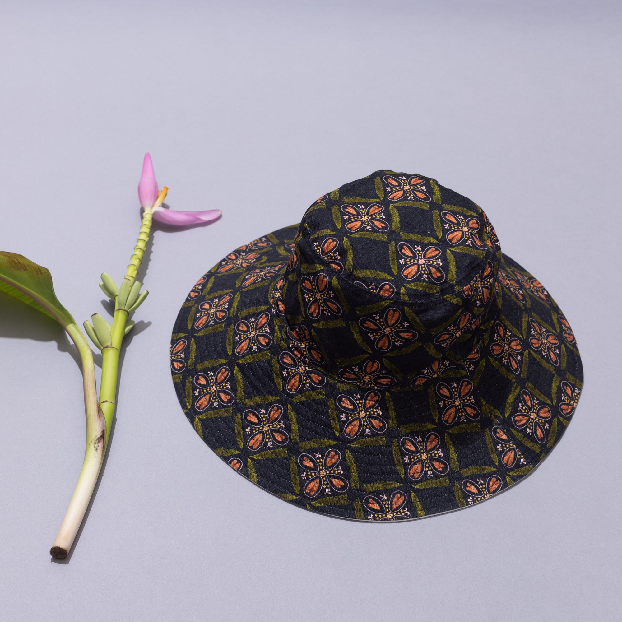 B&W - Reversible Wide Brim Bucket Hat